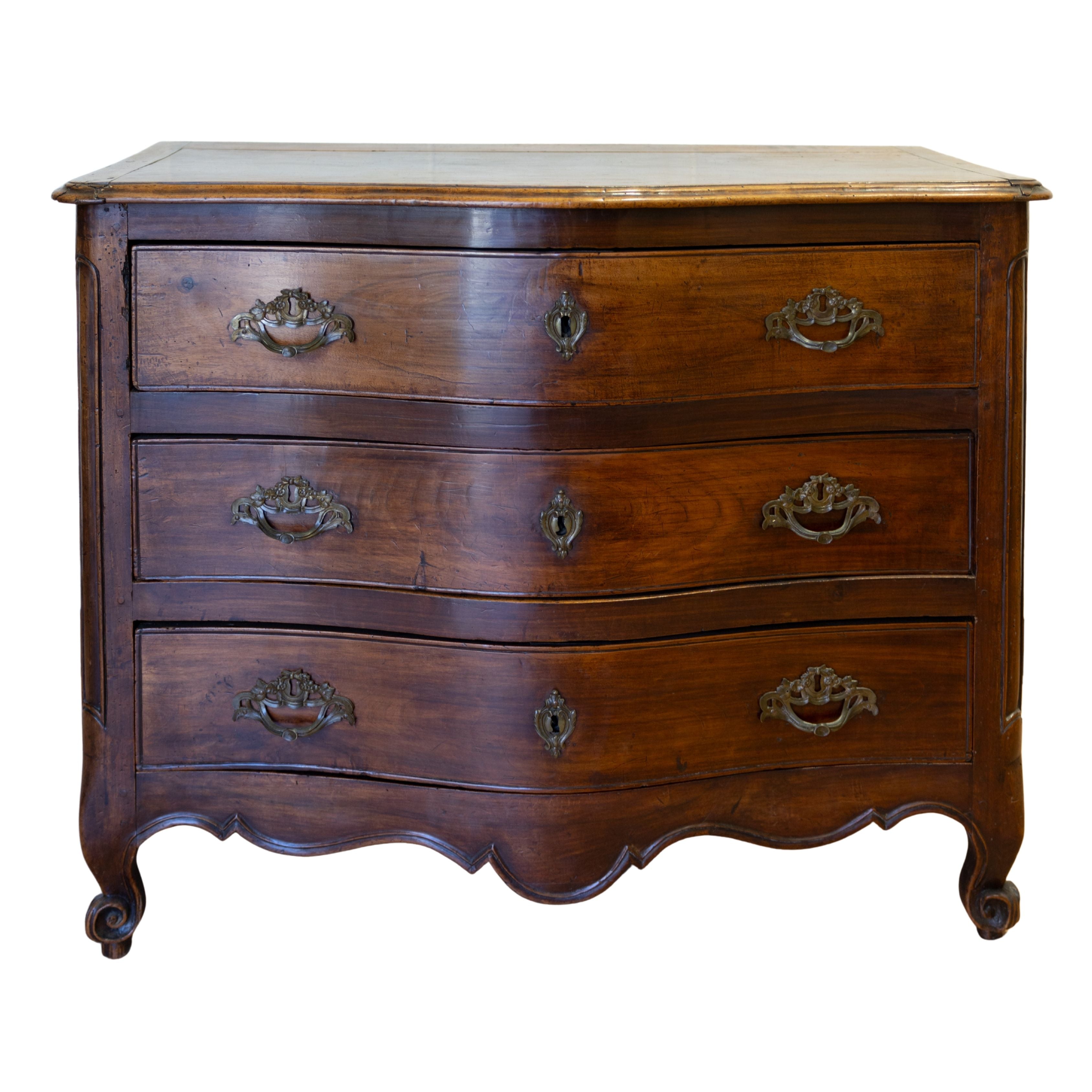 18th Walnut Bombee Commode with 3 drawers